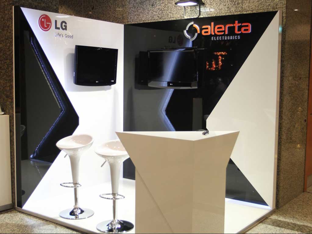 LG ve Alerta Elektronik tanıtım standı, ekranlar ve bar tabureleri