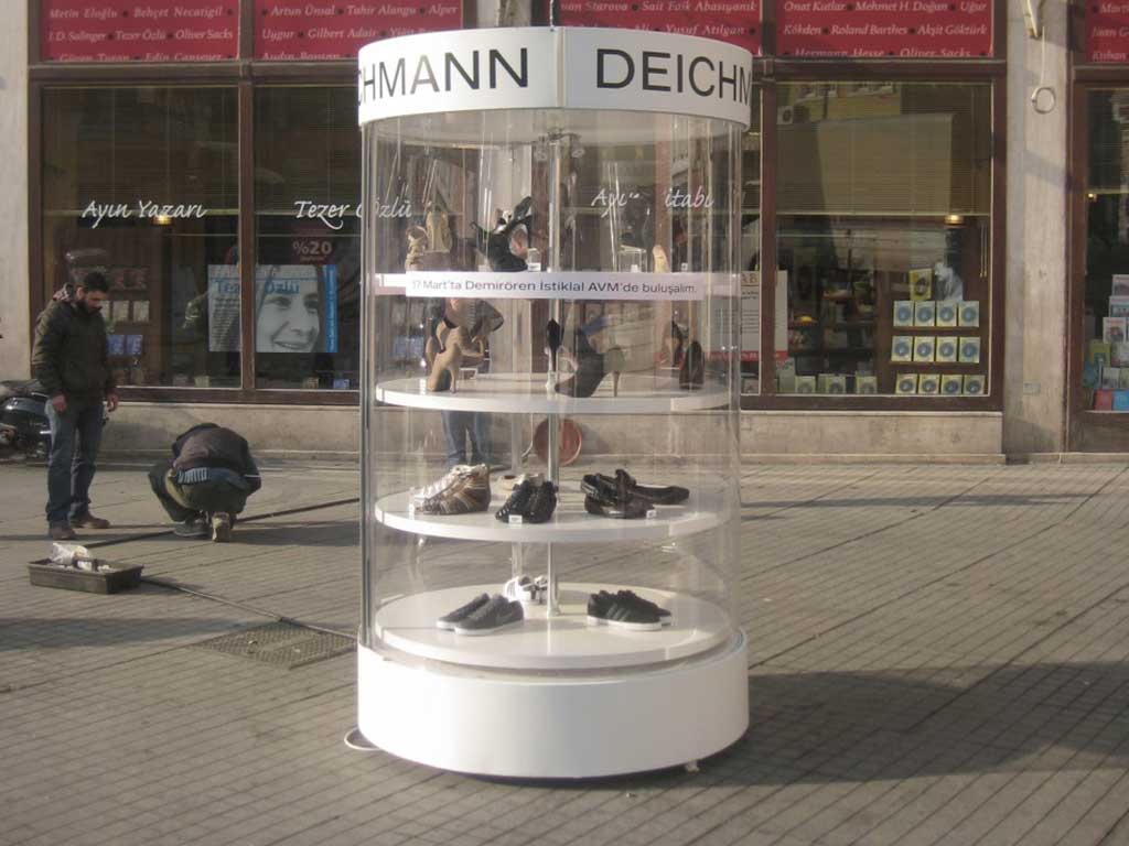 Deichmann şeffaf kapsül standında sergilenen ayakkabılar