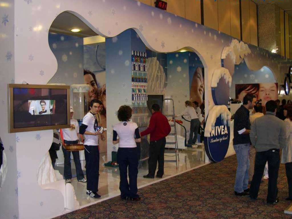 Nivea Trend Show için tasarlanan ekranlı ürün tanıtım alanı ve ziyaretçiler