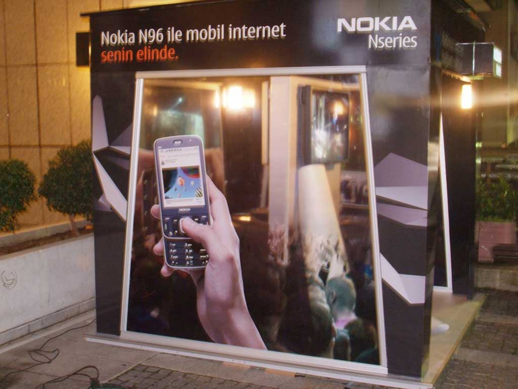 Nokia N96 kapalı tanıtım kabini, yan açıdan görünüm