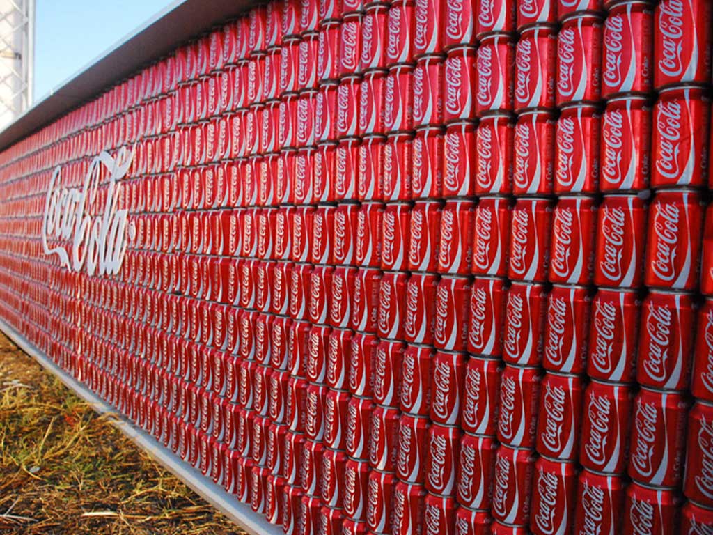 Rock'n Coke 2011 alanında Coca-Cola kutularından oluşturulan duvar