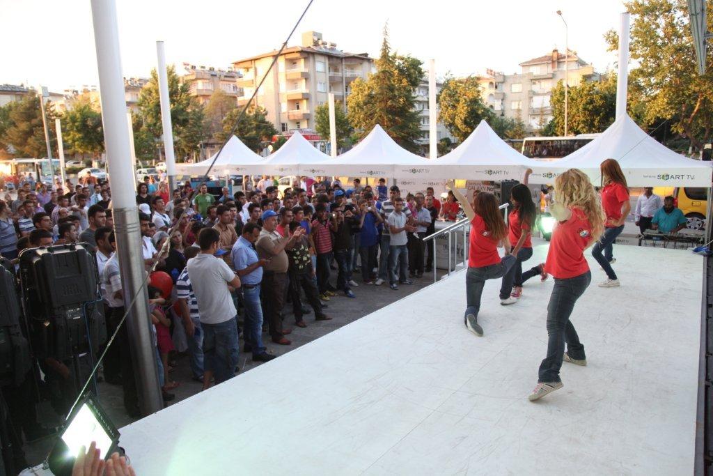 Samsung Roadshow açık hava sahnesinde dans gösterisi ve izleyiciler
