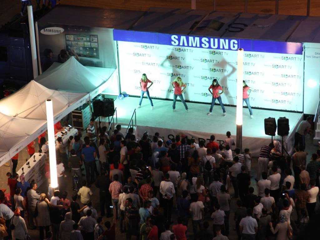 Samsung Roadshow gece gösterisi: ışıklı Samsung sahnesi önünde kalabalık