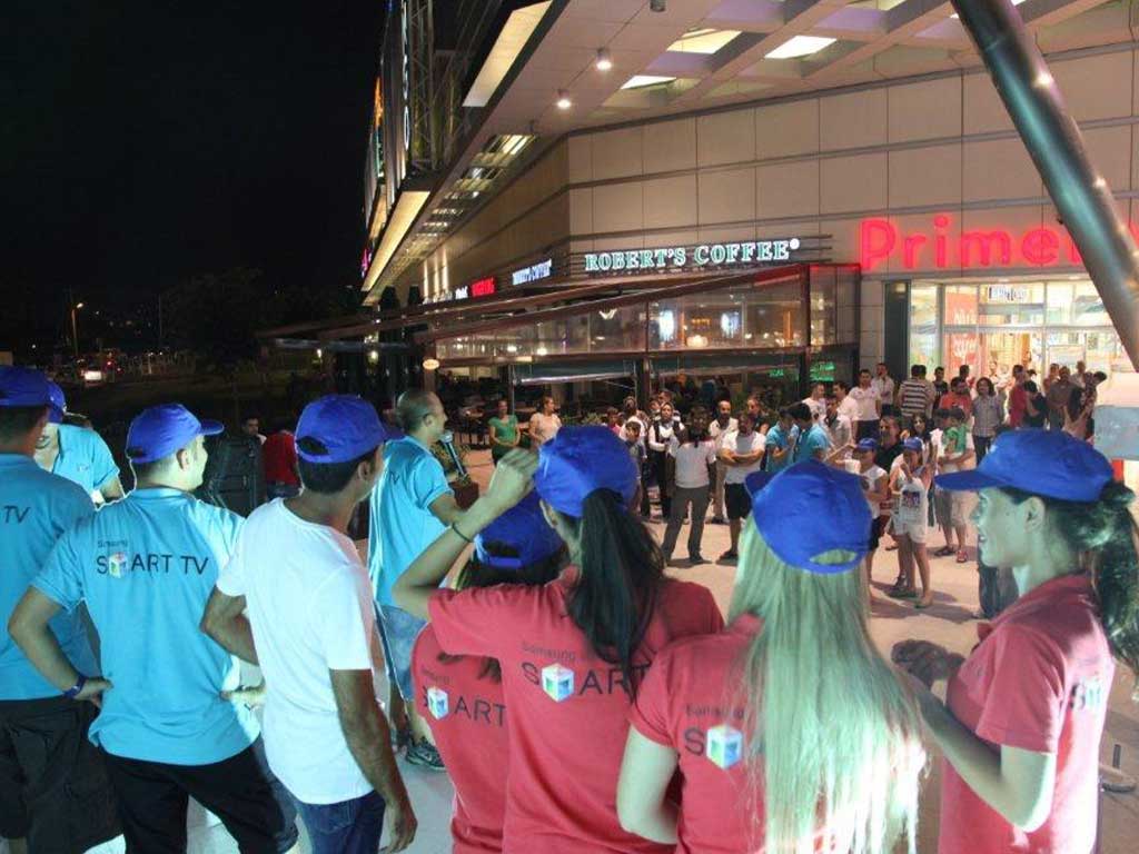 Samsung Smart TV roadshow ekibi bir alışveriş merkezi önünde ziyaretçilerle