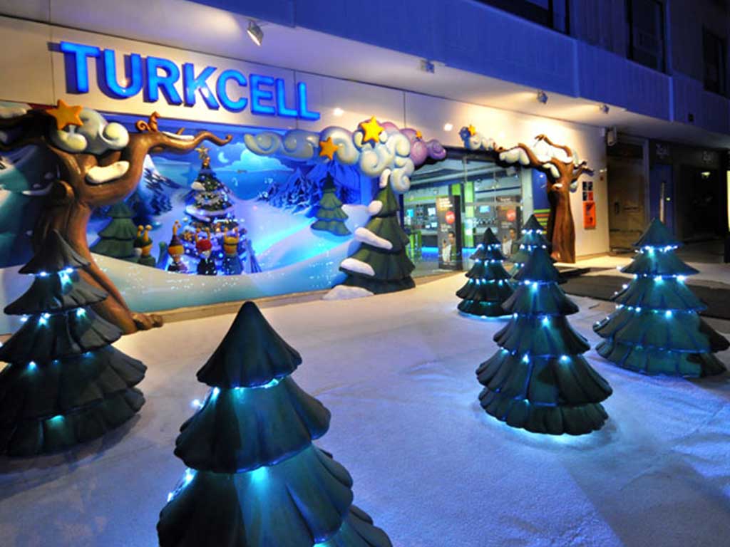 Turkcell yılbaşı için ışıklı çam ağaçları ve karlı peyzajla düzenlenen iç mekân enstalasyonu