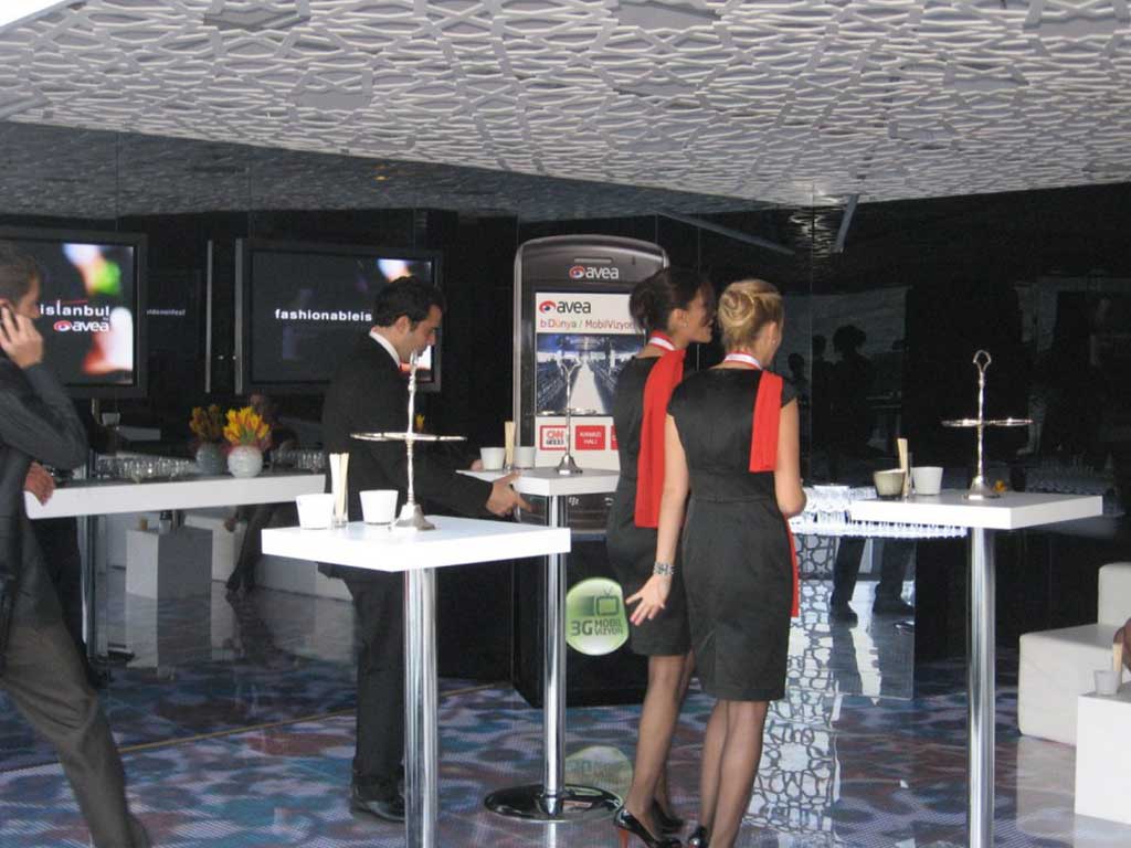 Avea Fashionable moda etkinliğinde telefon temalı tanıtım standı