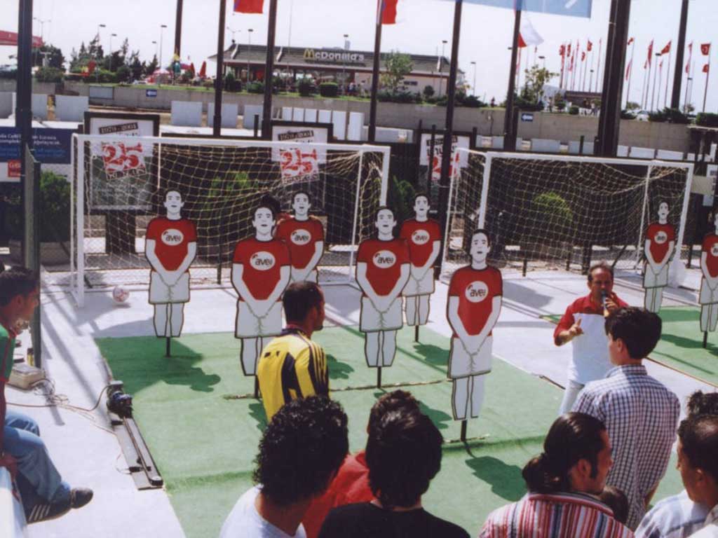 Avea Mini Freekick Challenge alanında izleyiciler ve serbest vuruş duvarı