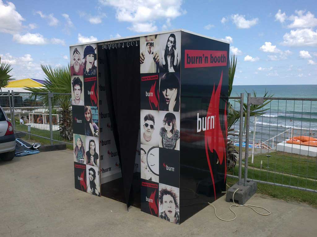 Burn enerji içeceği için tasarlanan fotoğraf kabini (photobooth)