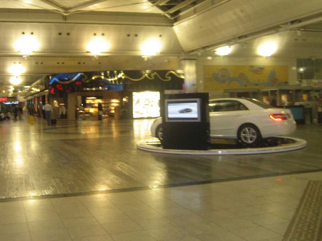 Mercedes AHL modeli için kurulan oval stand ve bilgi ekranı