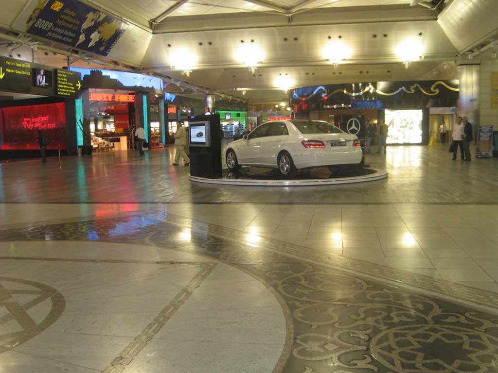 Mercedes-Benz otomobilin sergilendiği oval stand, kapalı alanda