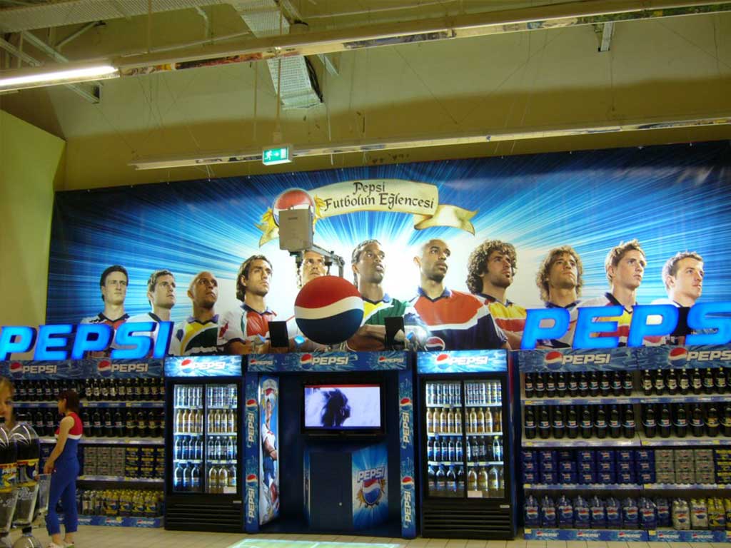 Pepsi Market: futbol temalı Pepsi ürün sergileme alanı ve ekran
