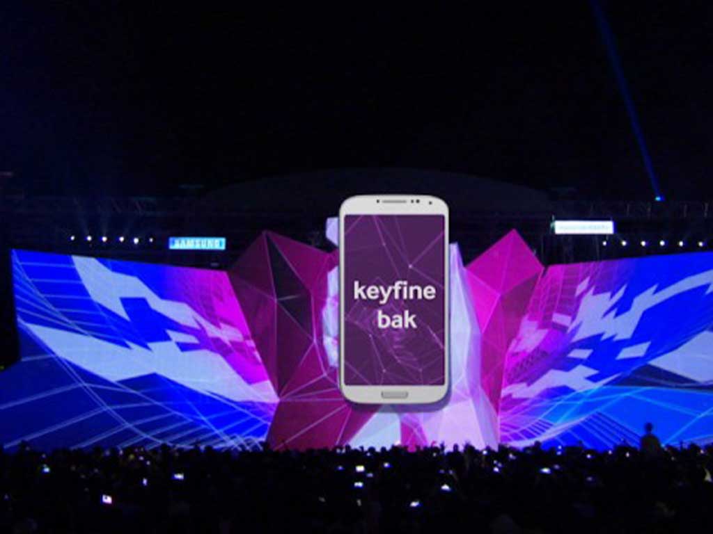 Samsung Galaxy S4 lansmanı için tasarlanan ışıklı sahne ve dev telefon görseli