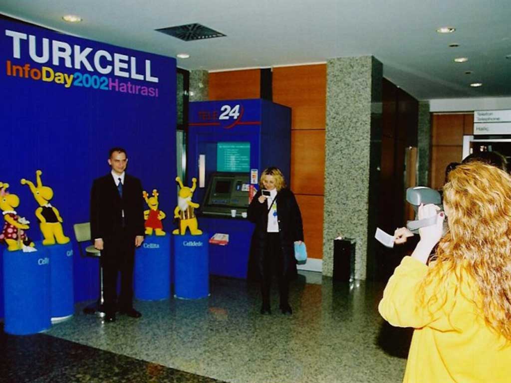 Turkcell InfoDay 2002 etkinliğinde karşılama alanı ve maskotlar