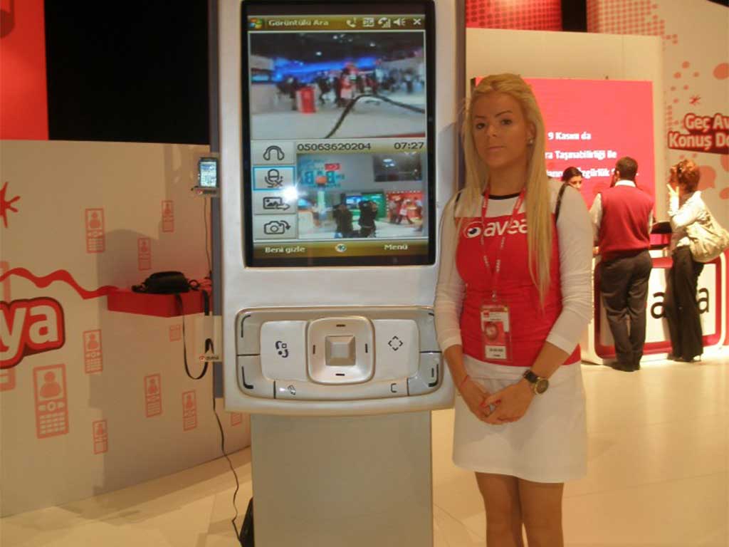 Avea 3G Live kiosku ve tanıtım hostesi