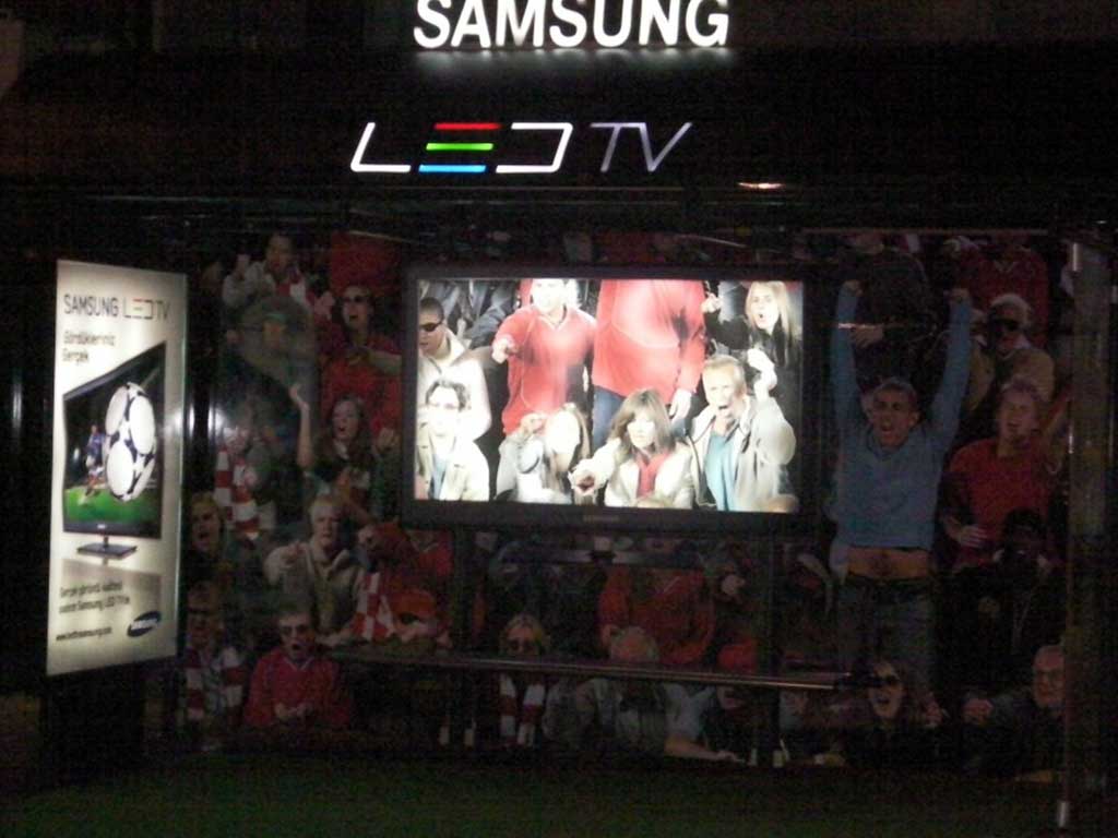 Samsung LED TV otobüs durağı ekranı, yakın görünüm