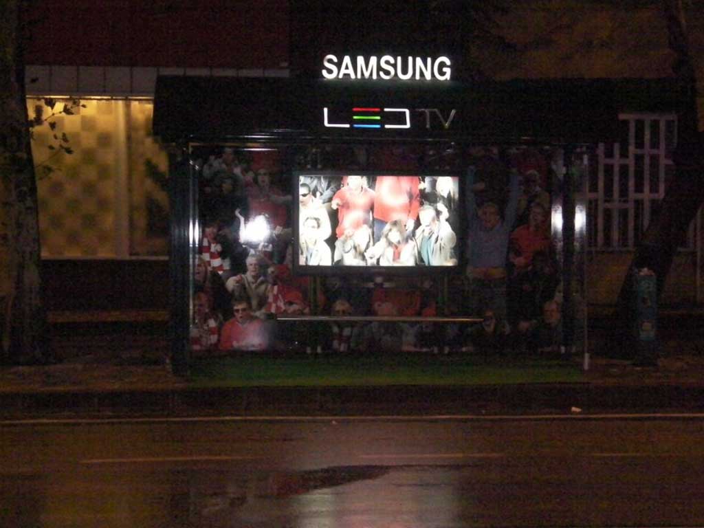 Samsung LED TV ekranlı otobüs durağı, gece görünümü