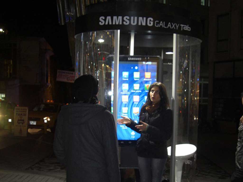 Samsung Galaxy Tab interaktif kabini ve kullanıcı