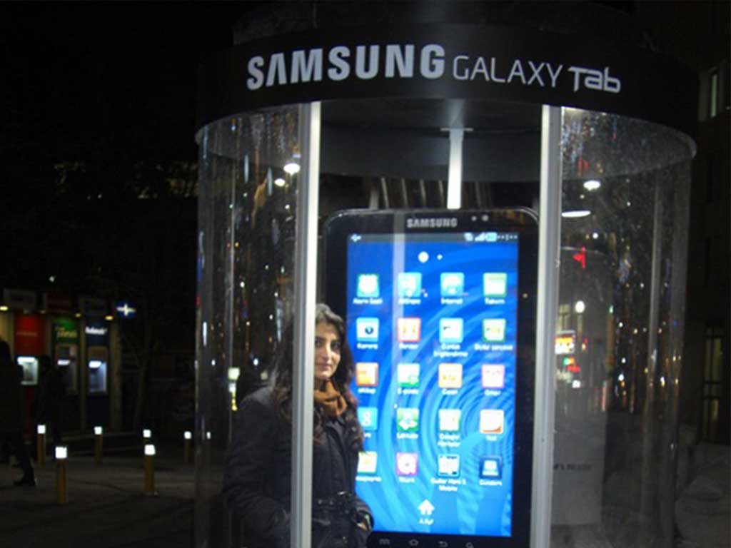 Samsung Galaxy Tab temalı silindir cam kabin, gece görünümü